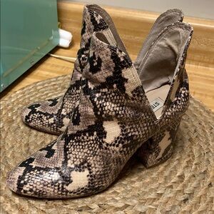 Steve Madden Rookie Black and Cream Snake Print Heeled Booties Size 7